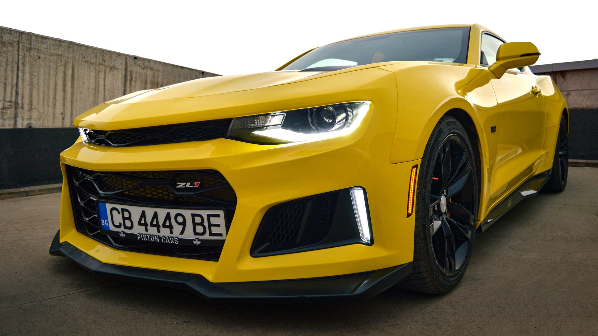 Агресивен фронтален 3/4 изглед на Camaro с ZL1 предна броня