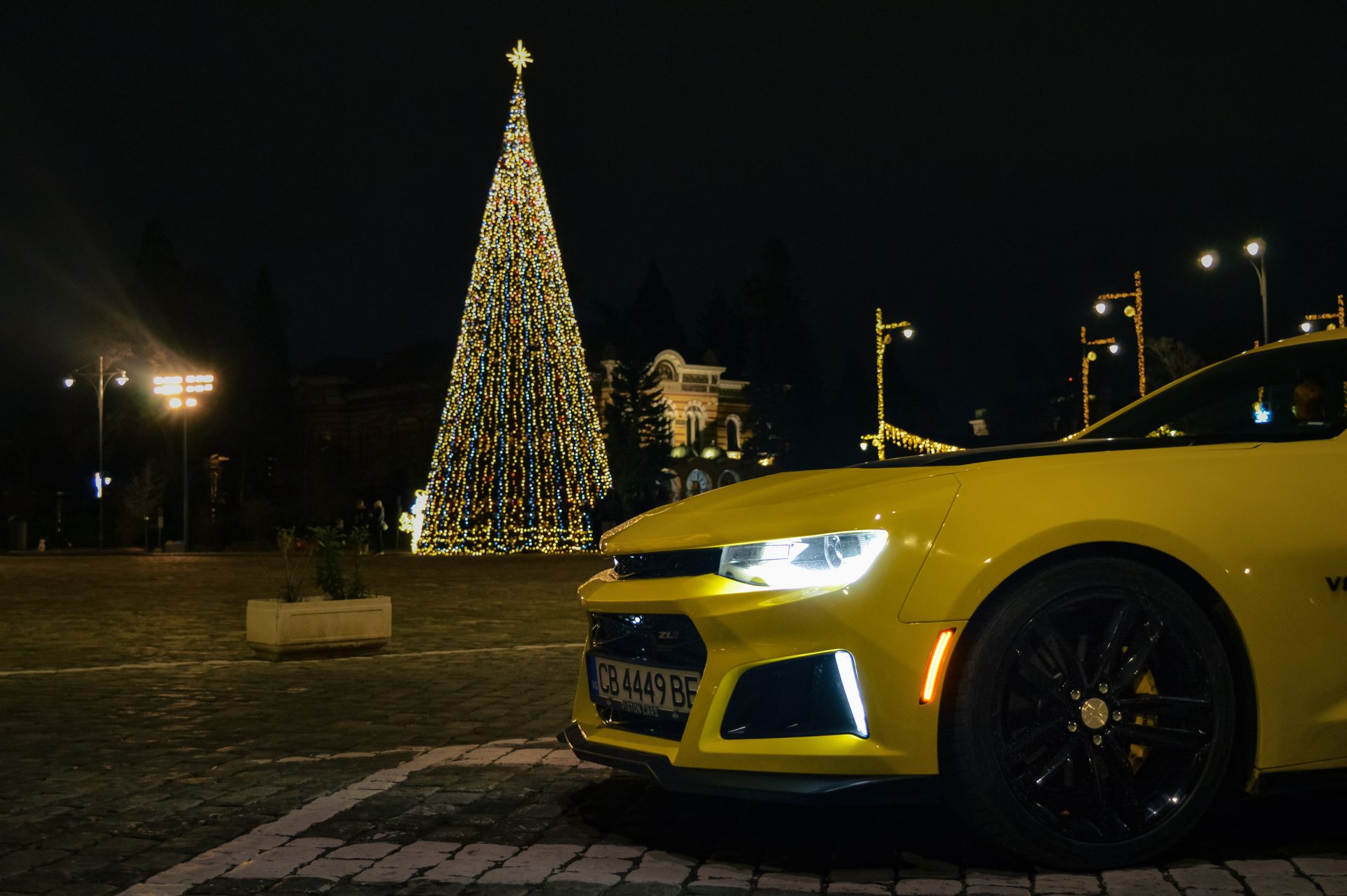 Camaro с коледна атмосфера, нощна сцена