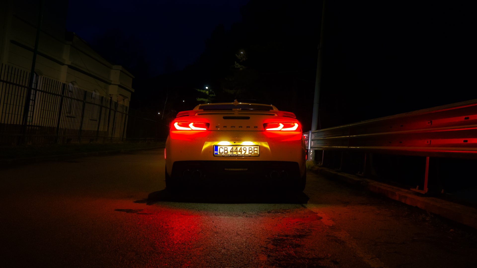 Задни светлини на Camaro в тъмнината
