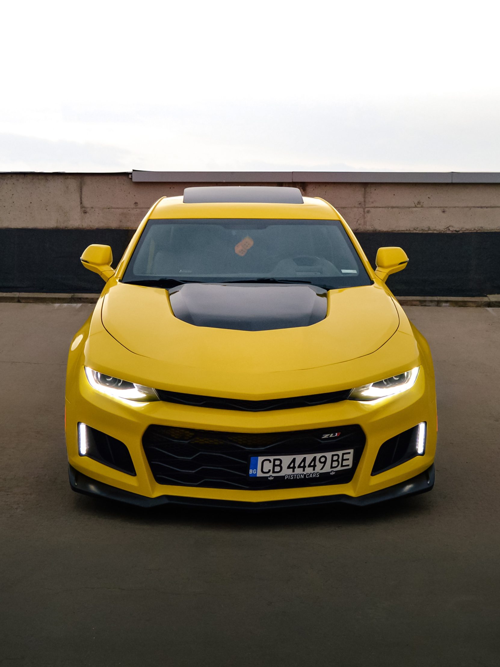 Жълт Chevrolet Camaro 2SS, фронтален изглед, портретен кроп
